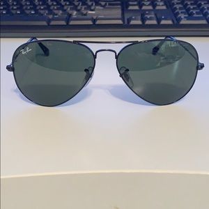 Ray Ban black aviators.